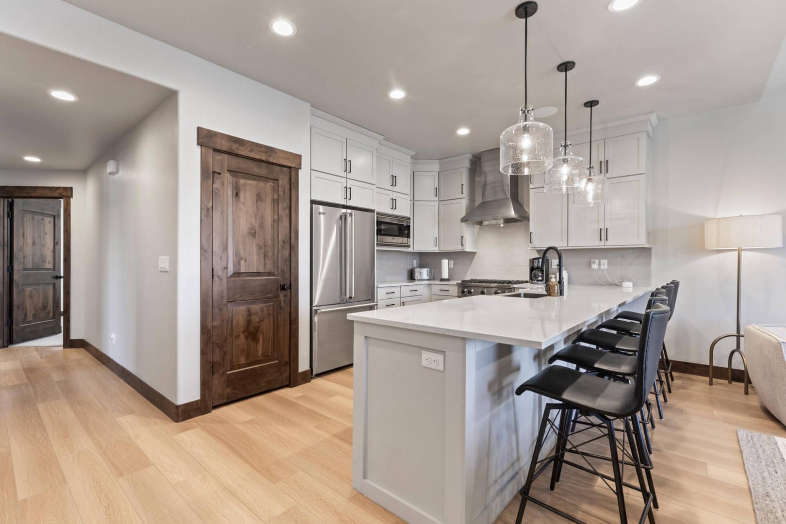 Black Rock Ridge 14536: Cozy bar stools by the kitchen bar table, perfect for breakfast.