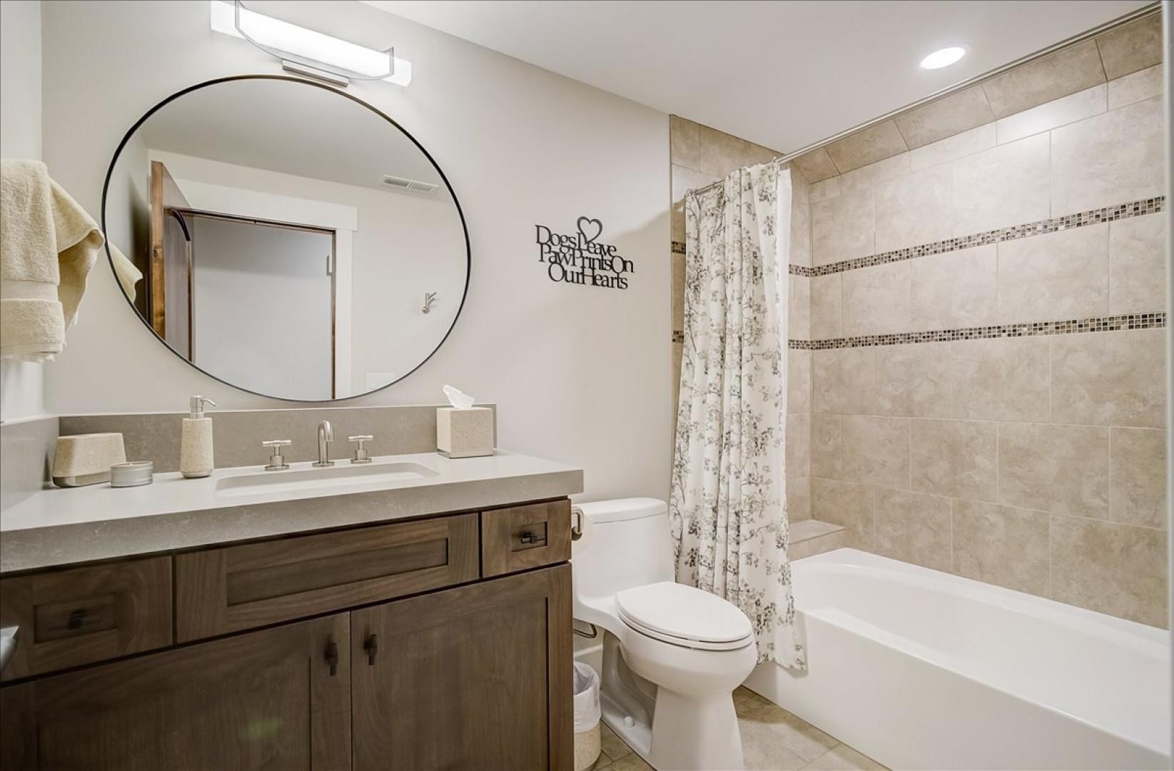 Black Rock Ridge 14202: Sleek sink, mirror, toilet, and convenient tub shower combo.