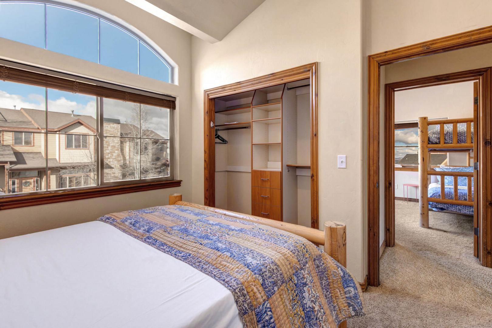 Bear Hollow Village 5478: Upper level bedroom with Queen-sized bed and shared bathroom