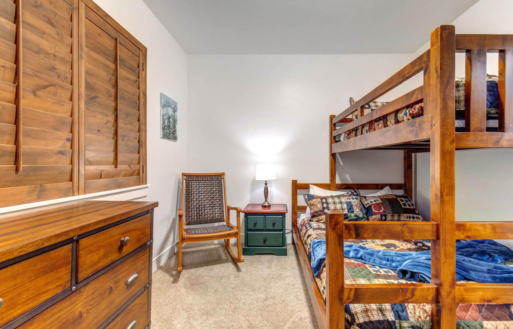 Bear Hollow Lodges 1206: Extra long Twin over Queen bunk bed