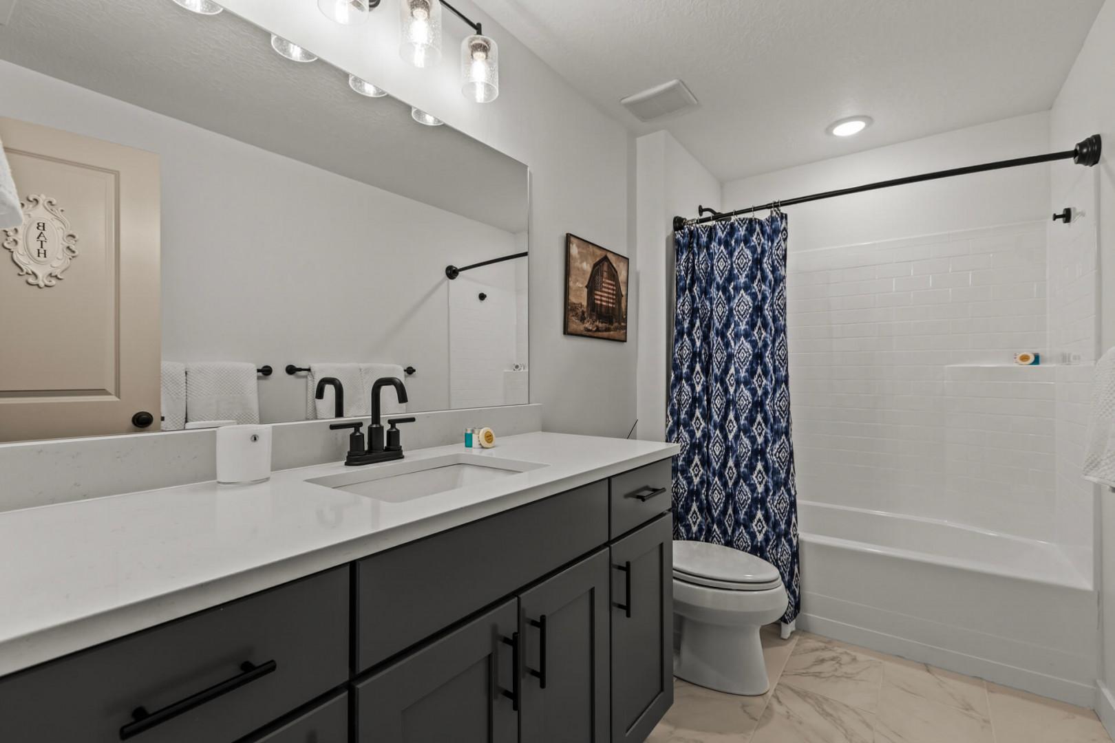 Coyote Ridge 1796: Downstairs bathroom with tub/shower combo