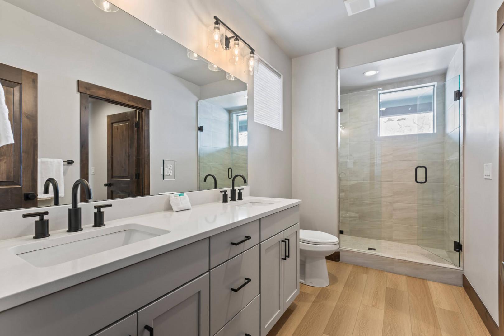 Black Rock Ridge 14536: Sleek sink, mirror, toilet, and shower in modern design.