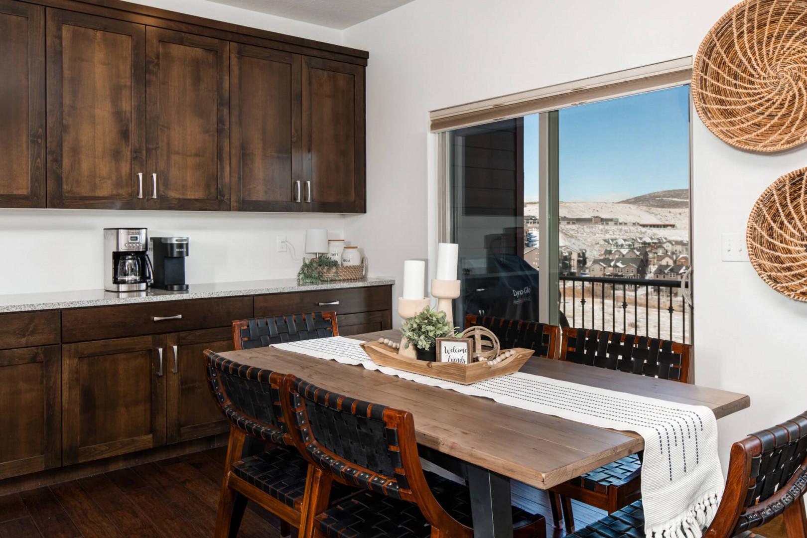 Retreat at Jordanelle 906: Dine with views!