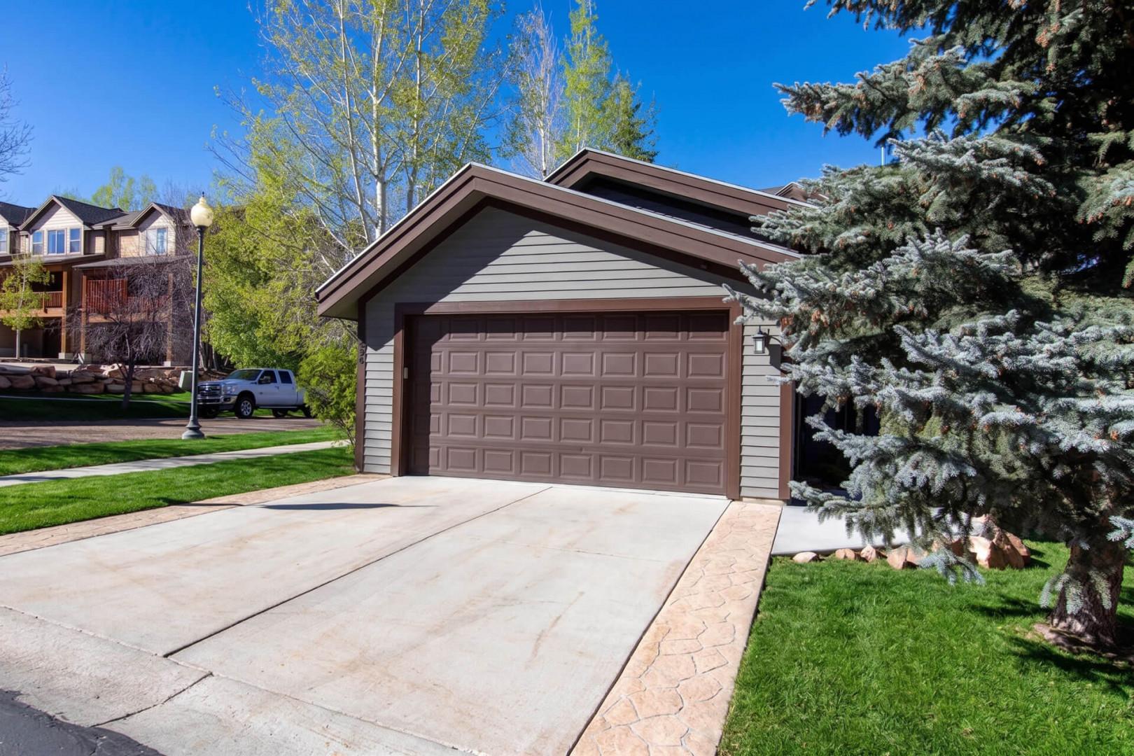 Bear Hollow Village 5534: Two car driveway