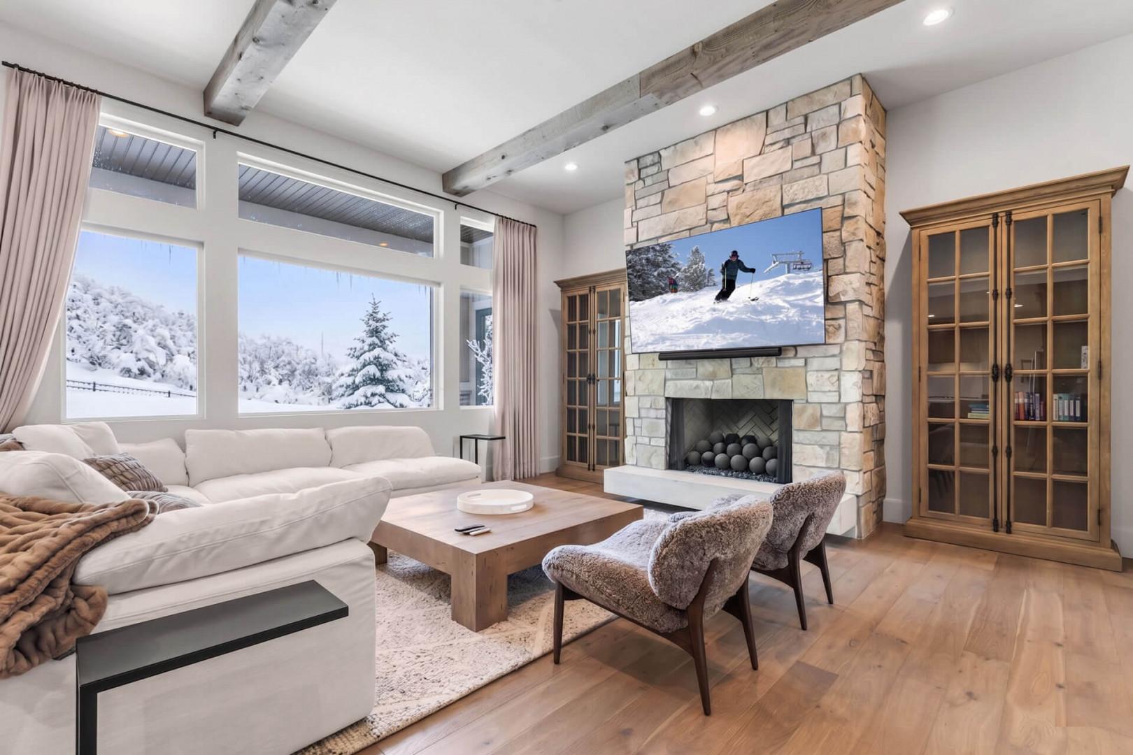 Jordanelle Estates 13200: Main level living room (winter)