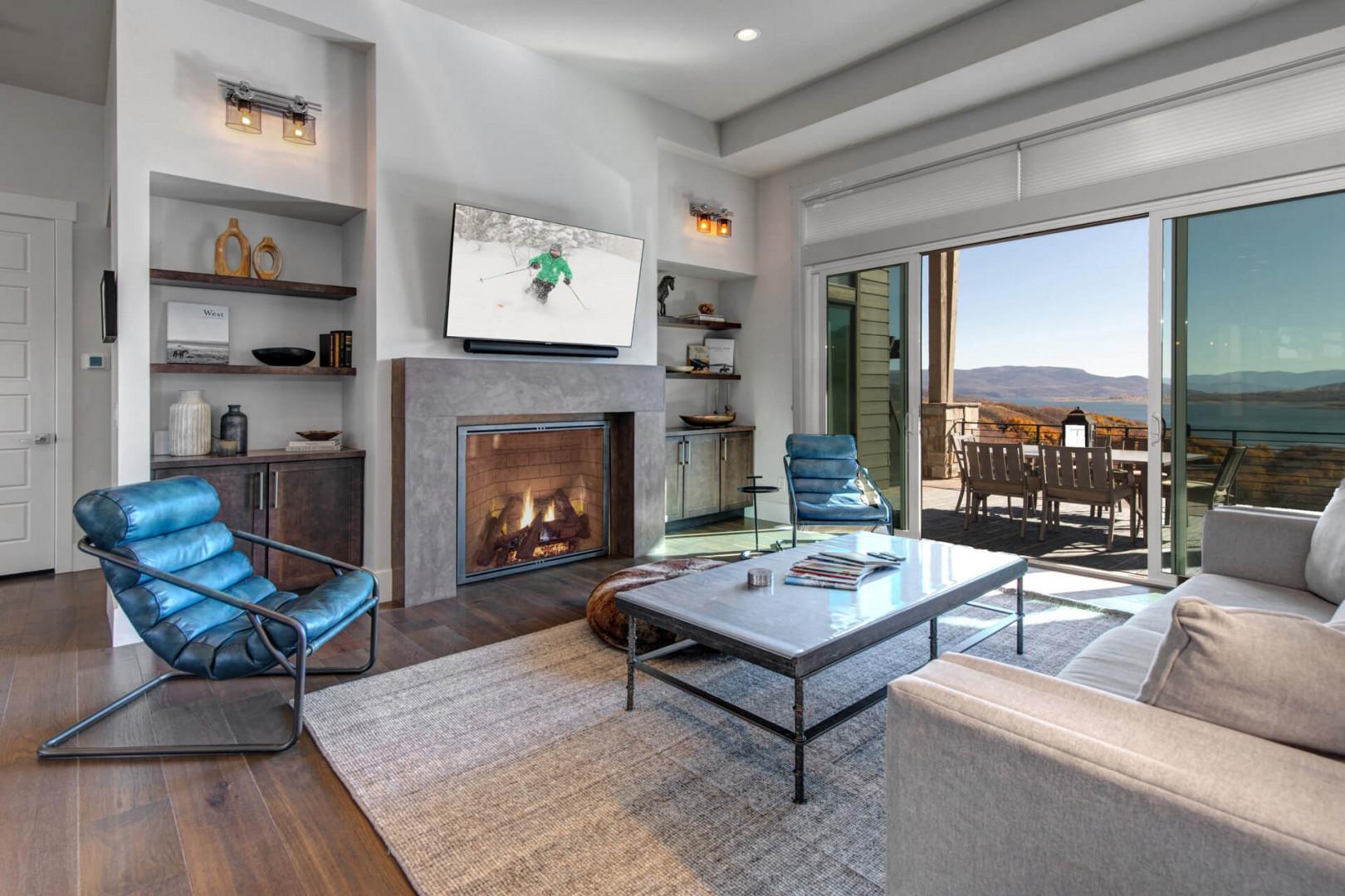Deer Springs 12797: Unwind in a stylish retreat with captivating art, a cozy fireplace, and stunning views.