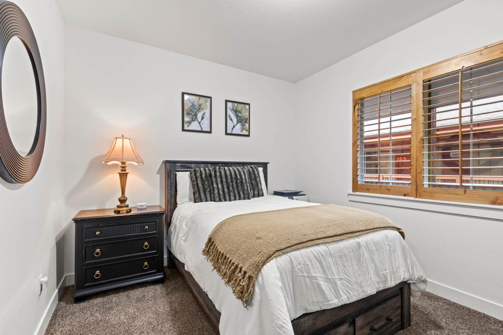 Vacation Rentals in Park City at Bear Hollow Lodges 1304: Guest bedroom with Full bed