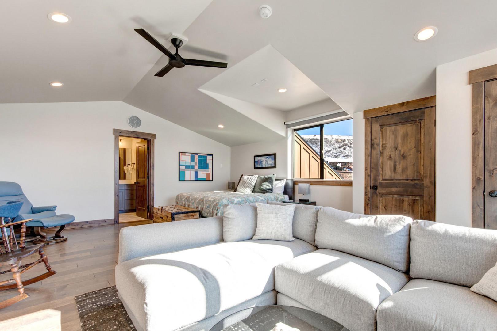 Black Rock Ridge 14457: Bedroom: Cozy retreat with a view, perfect for relaxing and unwinding.