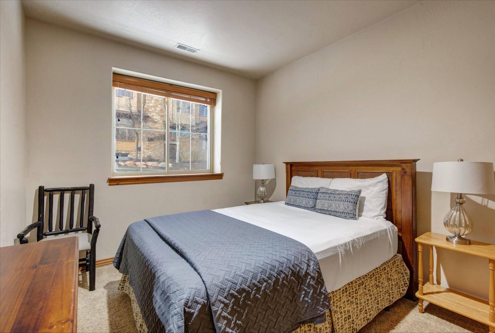 Bear Hollow Village 5478: Lower level bedroom with Queen-sized bed and shared bathroom