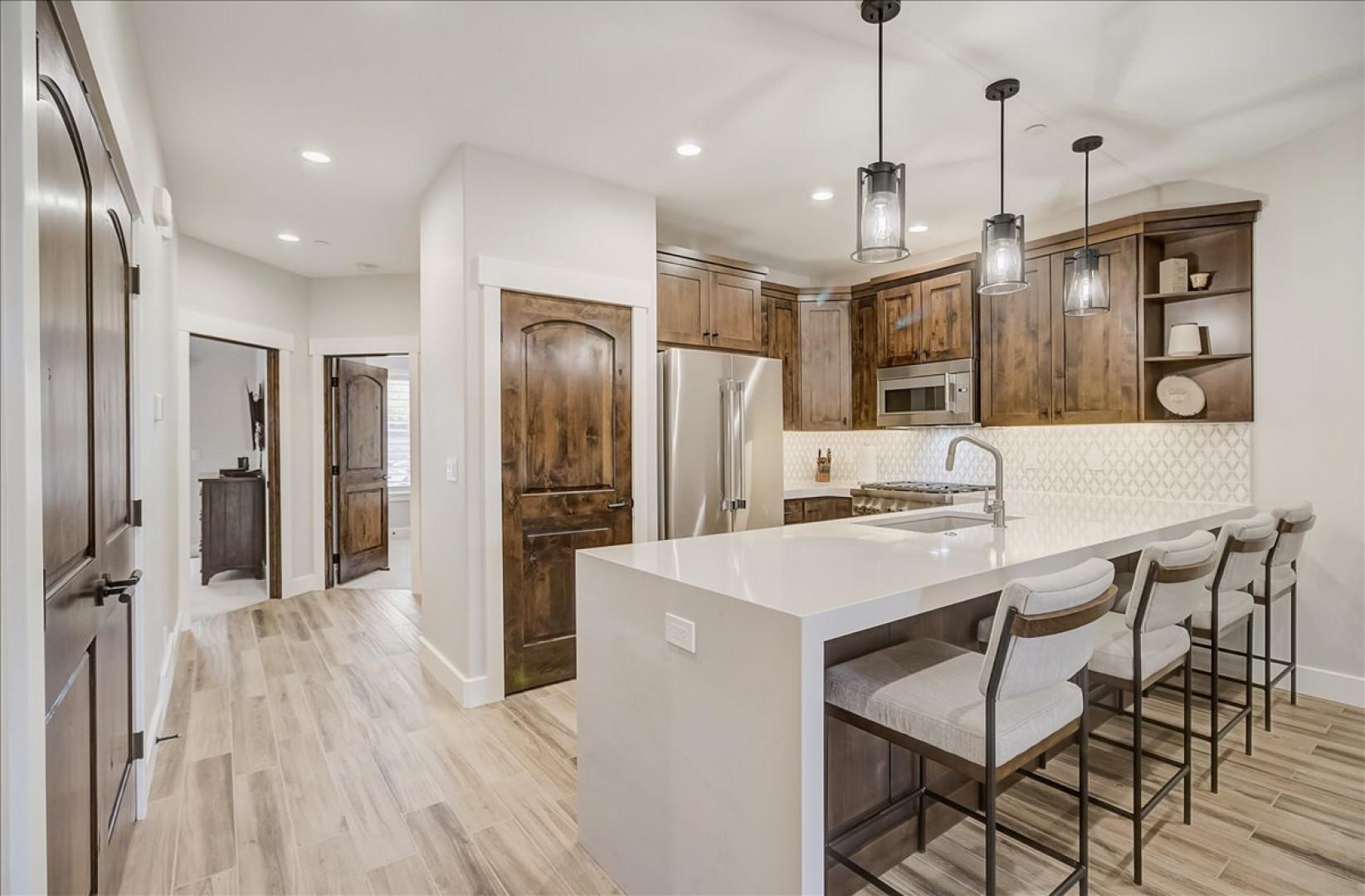 Black Rock Ridge 14202: Cozy bar stools by the kitchen bar table, perfect for breakfast.