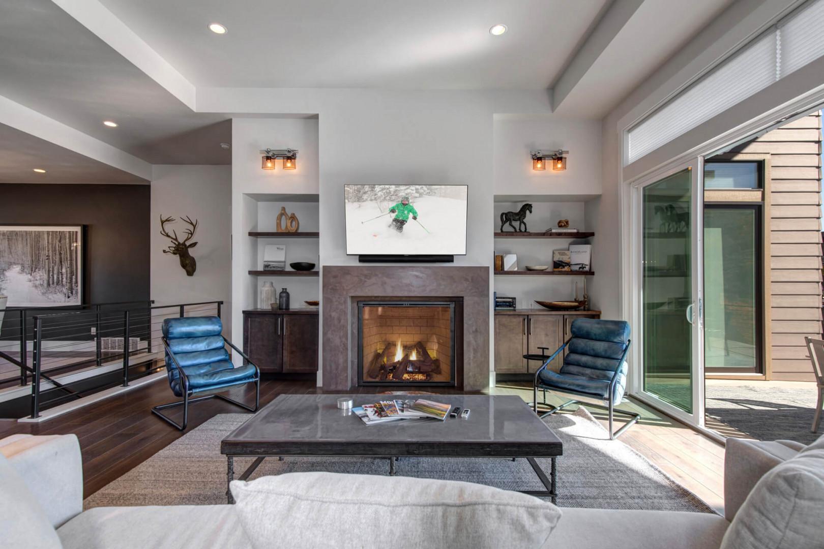 Deer Springs 12797: The stylish great room includes high ceilings, contemporary artwork, a large HDTV, and a gas fireplace.