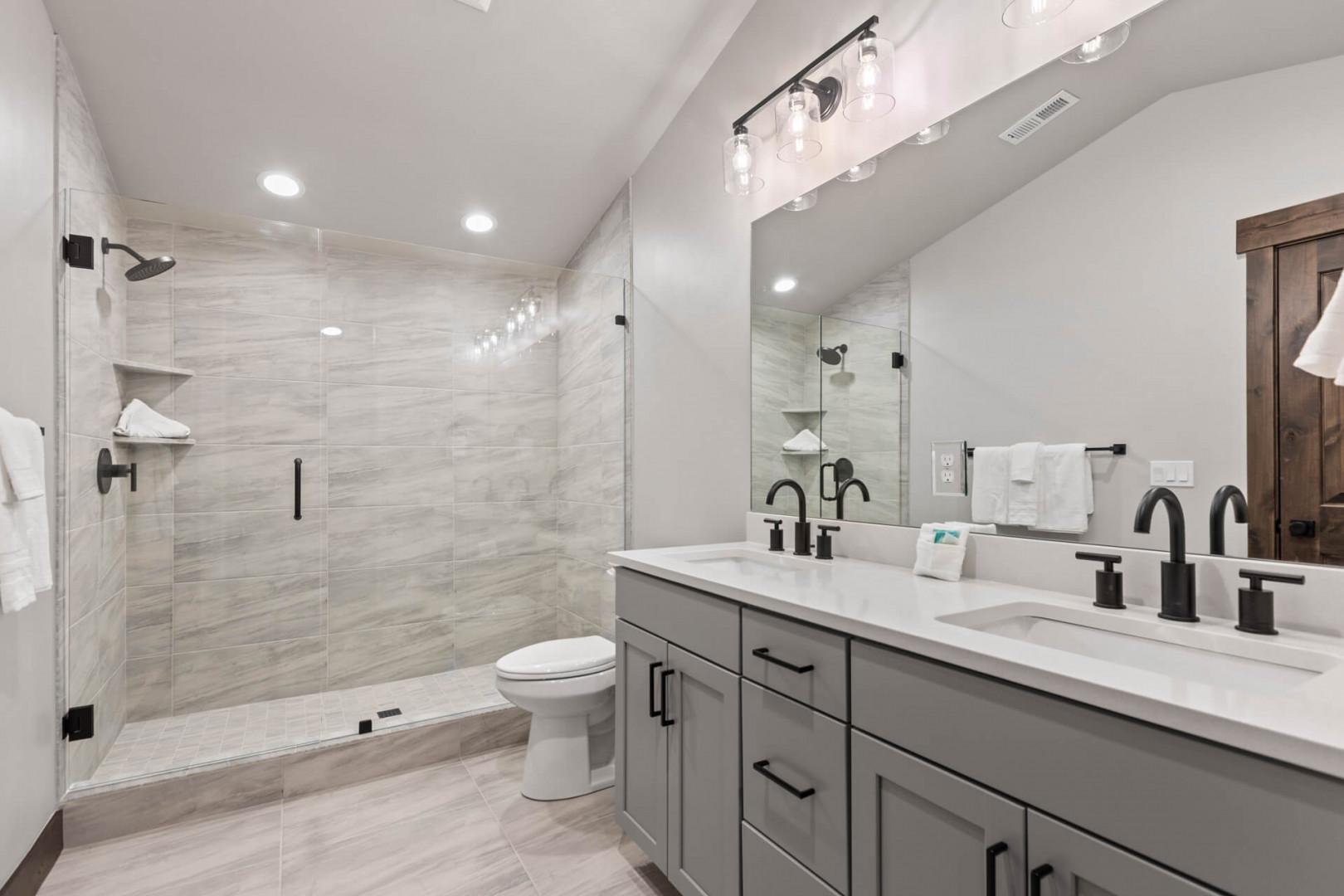 Black Rock Ridge 14536: Sleek sink, mirror, toilet, and shower in modern design.