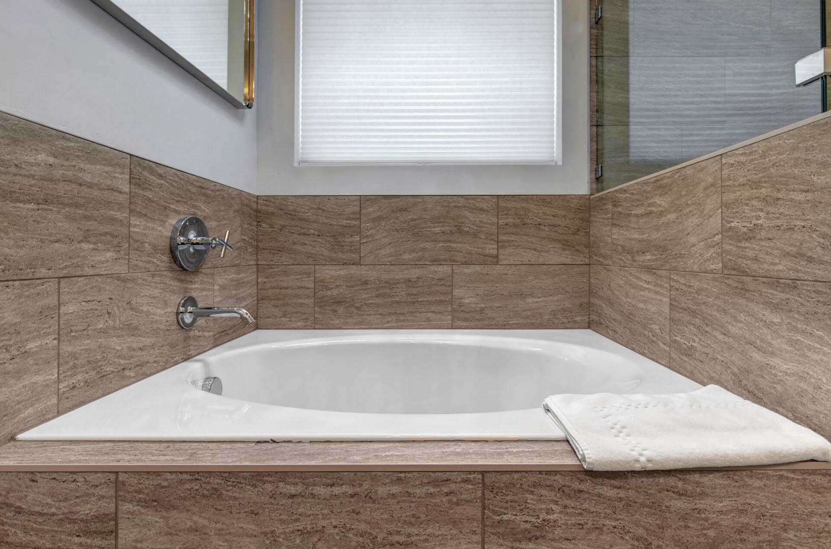 Deer Springs 12797: Relax and enjoy the large soaking tub in the primary ensuite bathroom.