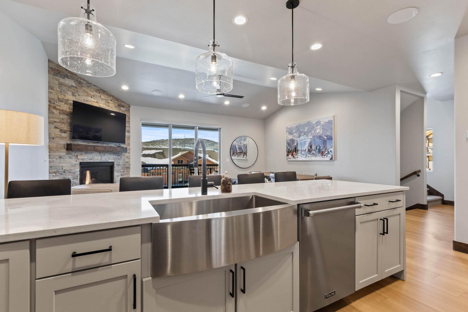 Black Rock Ridge 14536: Sleek countertop with modern appliances, perfect for culinary creations.