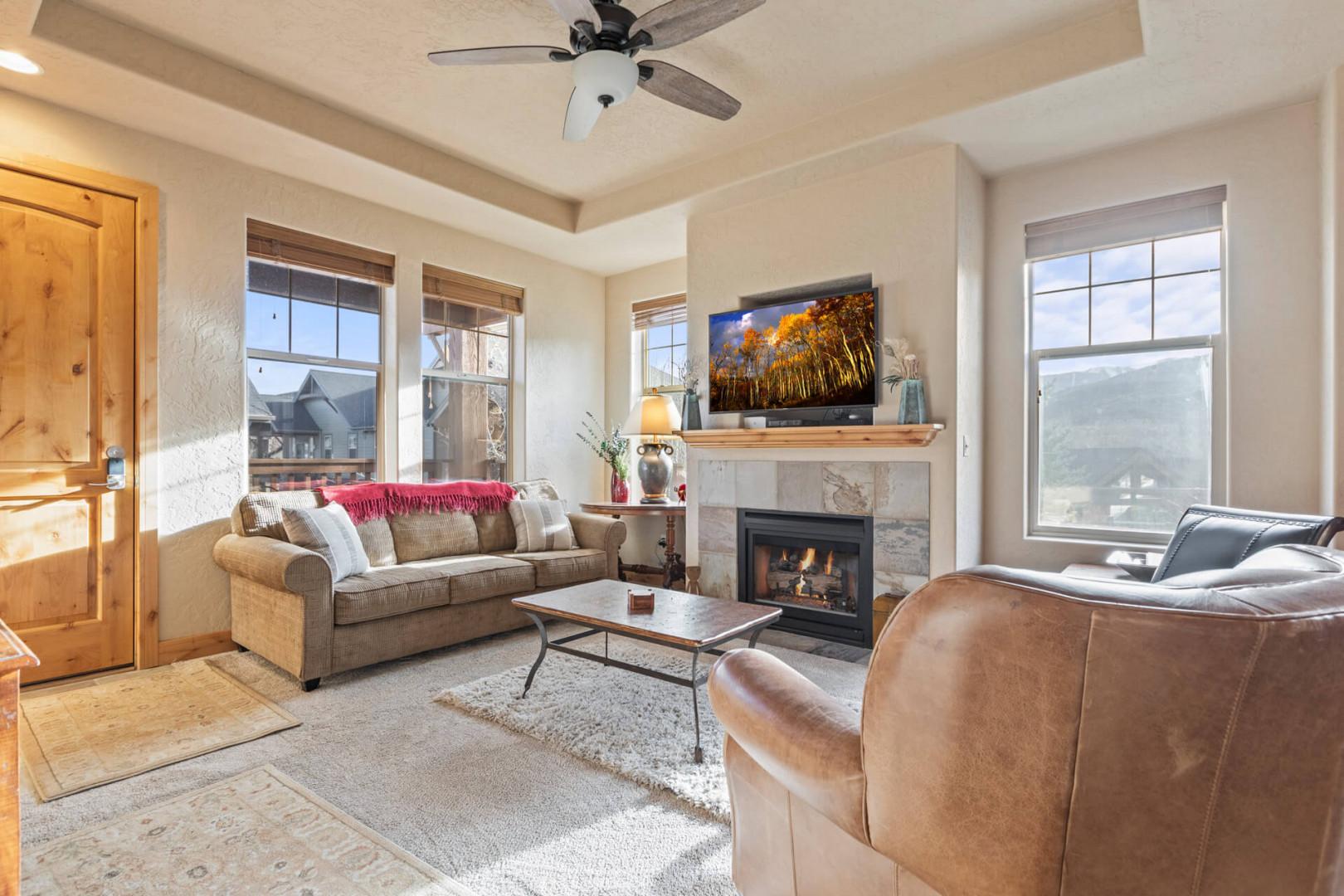 Foxpoint 1678 C by Moose Management: Cozy ambiance with a stylish sofa set by the fireplace.