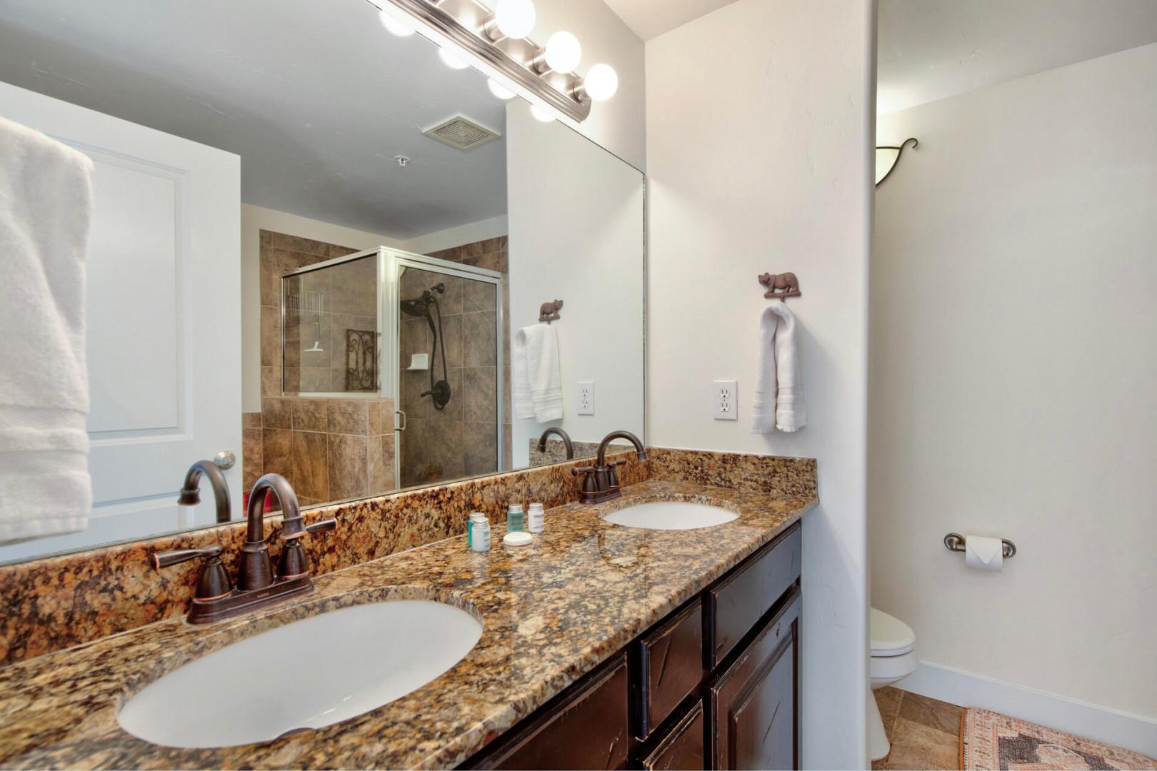 Vacation Rentals in Park City at Bear Hollow Lodges 1304: Primary ensuite bathroom