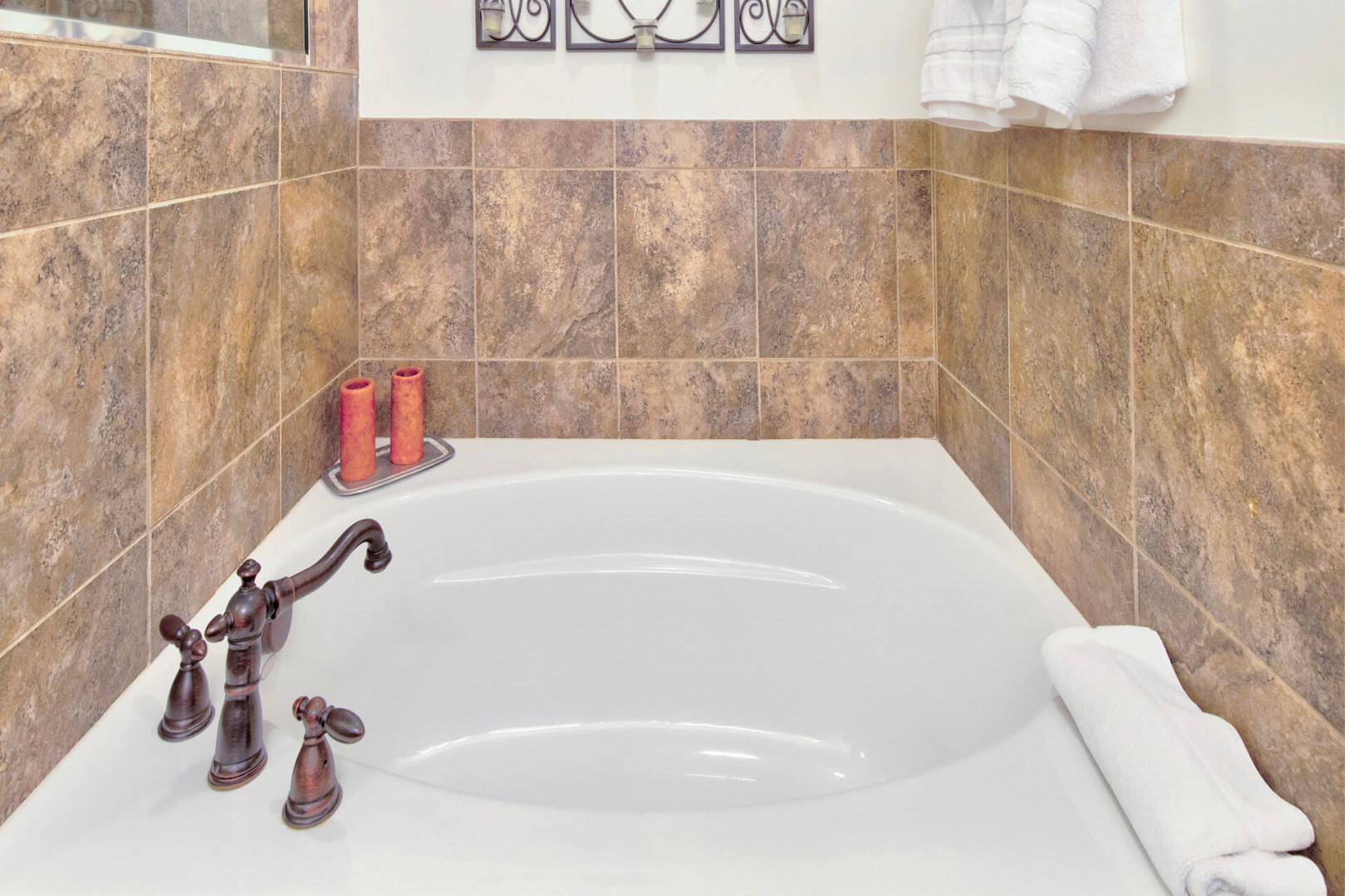 Vacation Rentals in Park City at Bear Hollow Lodges 1304: Primary ensuite bathroom soaking tub