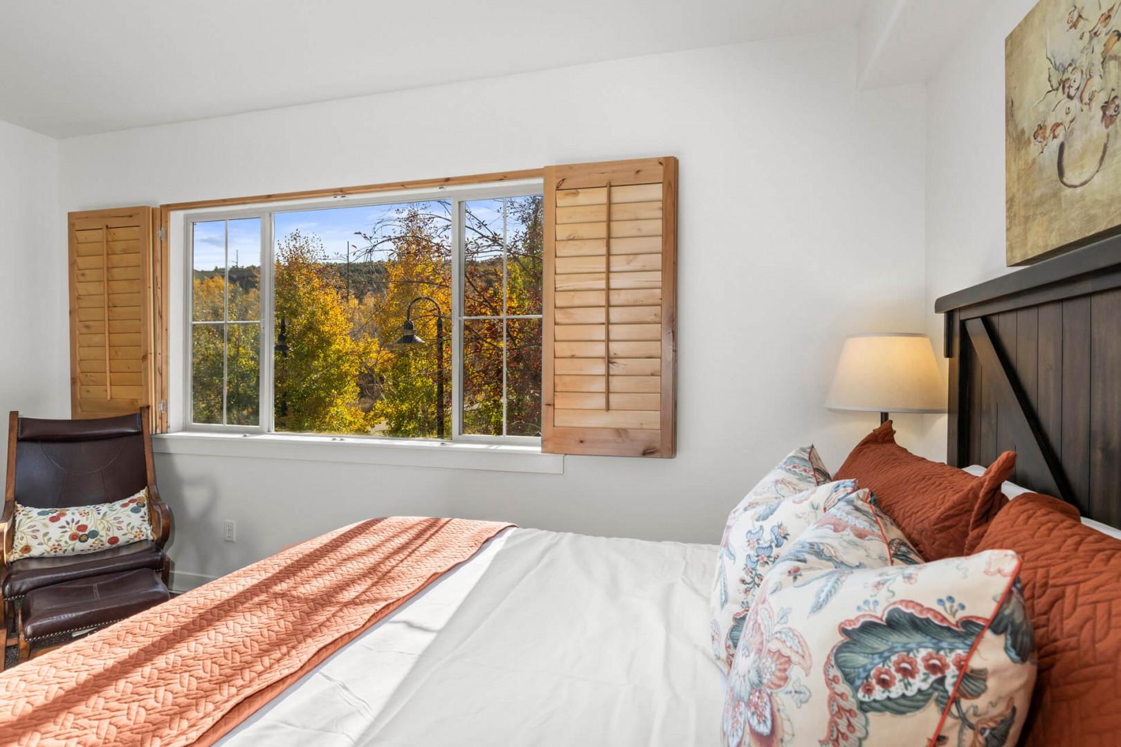 Vacation Rentals in Park City at Bear Hollow Lodges 1304: Primary bedroom with King bed and ensuite bathroom