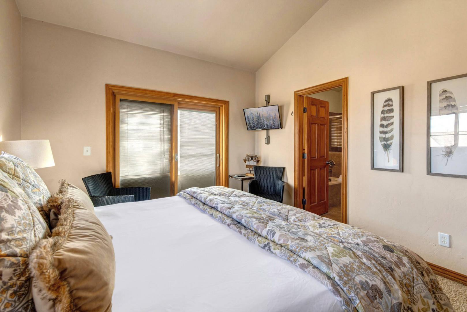 Bear Hollow Village 5478: Upper level primary bedroom with King-sized bed and ensuite bathroom