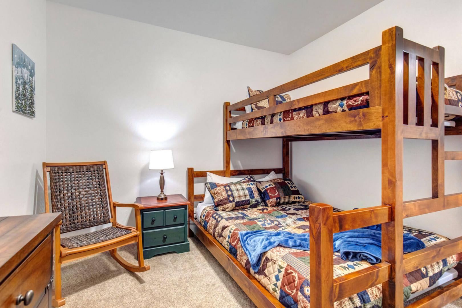 Bear Hollow Lodges 1206: Extra long Twin over Queen bunk bed