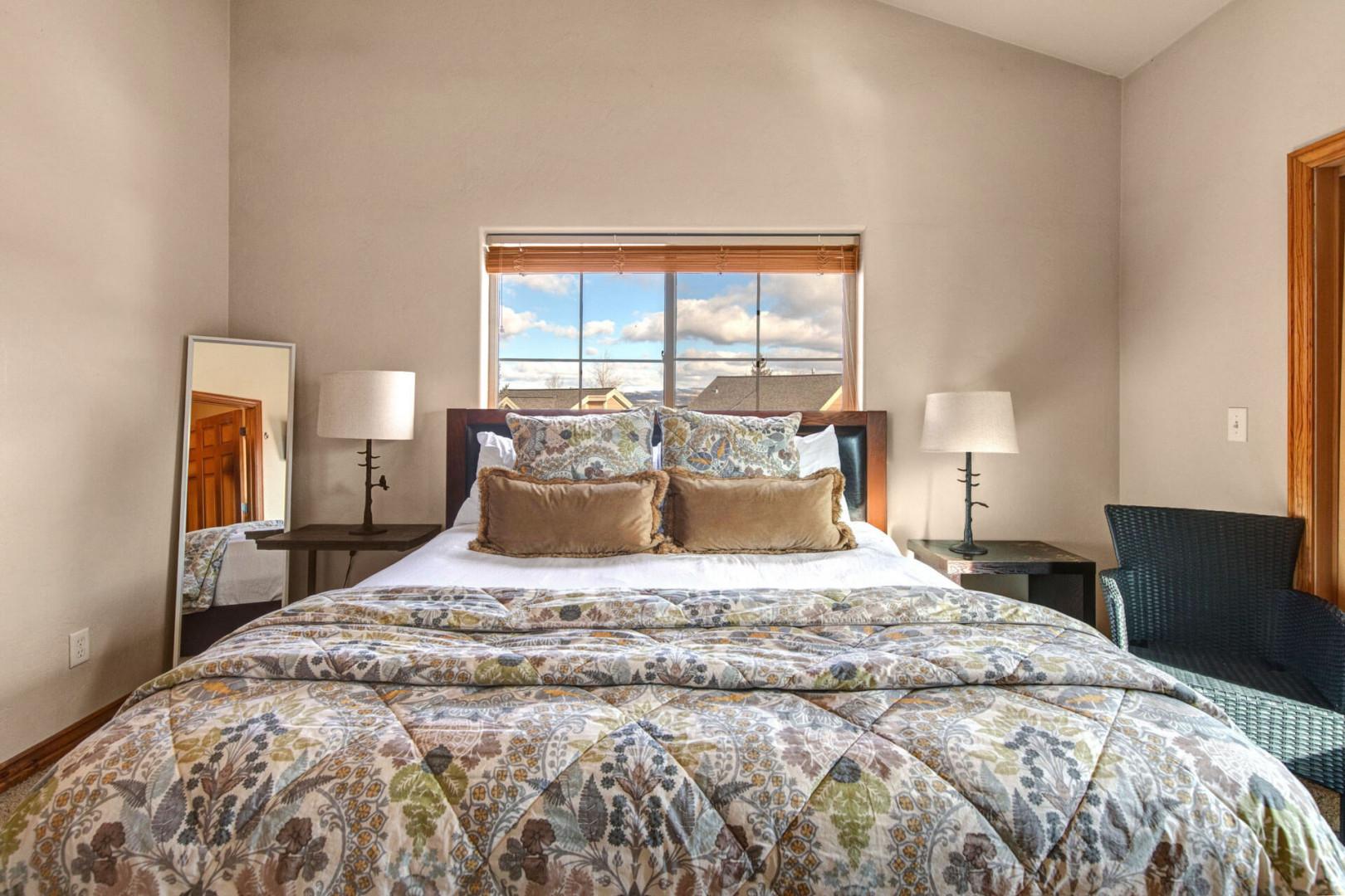 Bear Hollow Village 5478: Upper level primary bedroom with King-sized bed and ensuite bathroom