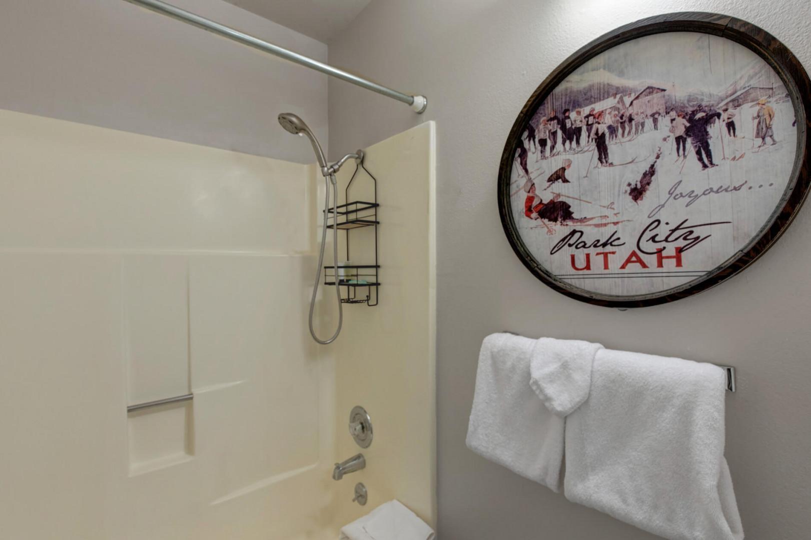 Vacation Rentals in Park City at Prospector Lodge 925: Full bathroom