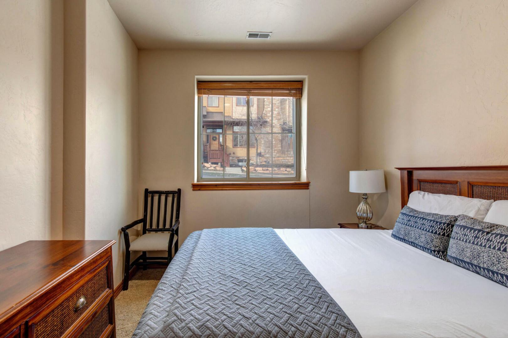 Bear Hollow Village 5478: Lower level bedroom with Queen-sized bed and shared bathroom