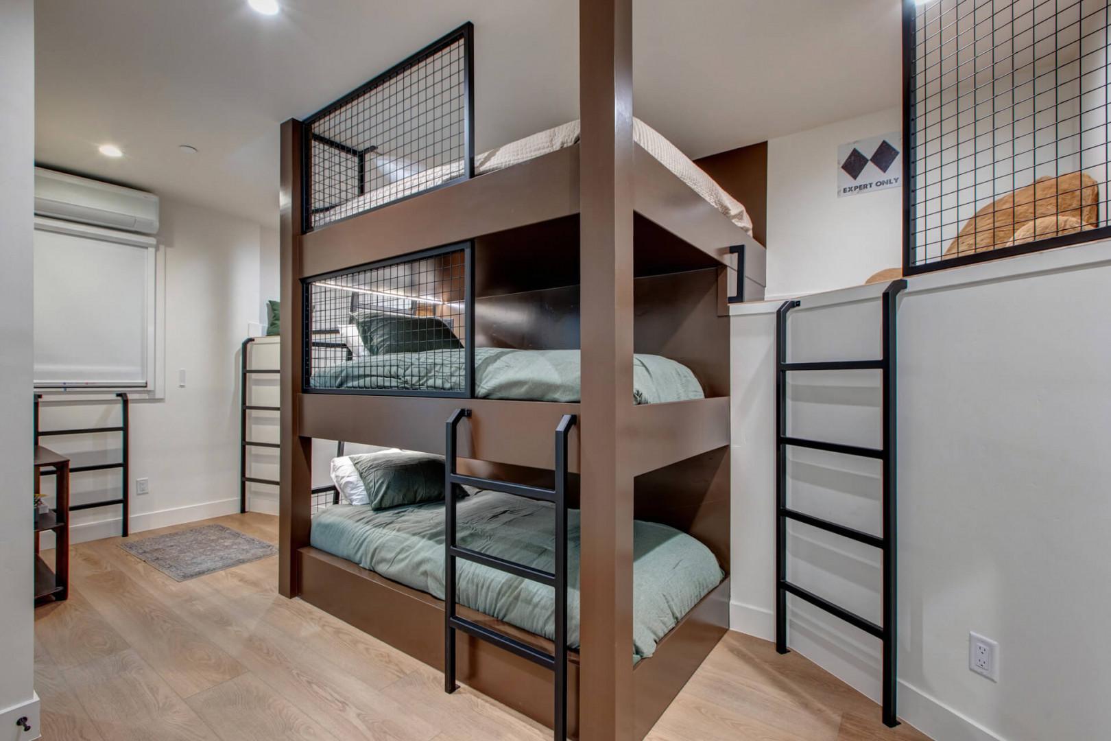 303 Bedroom: Triple Queen Bunk