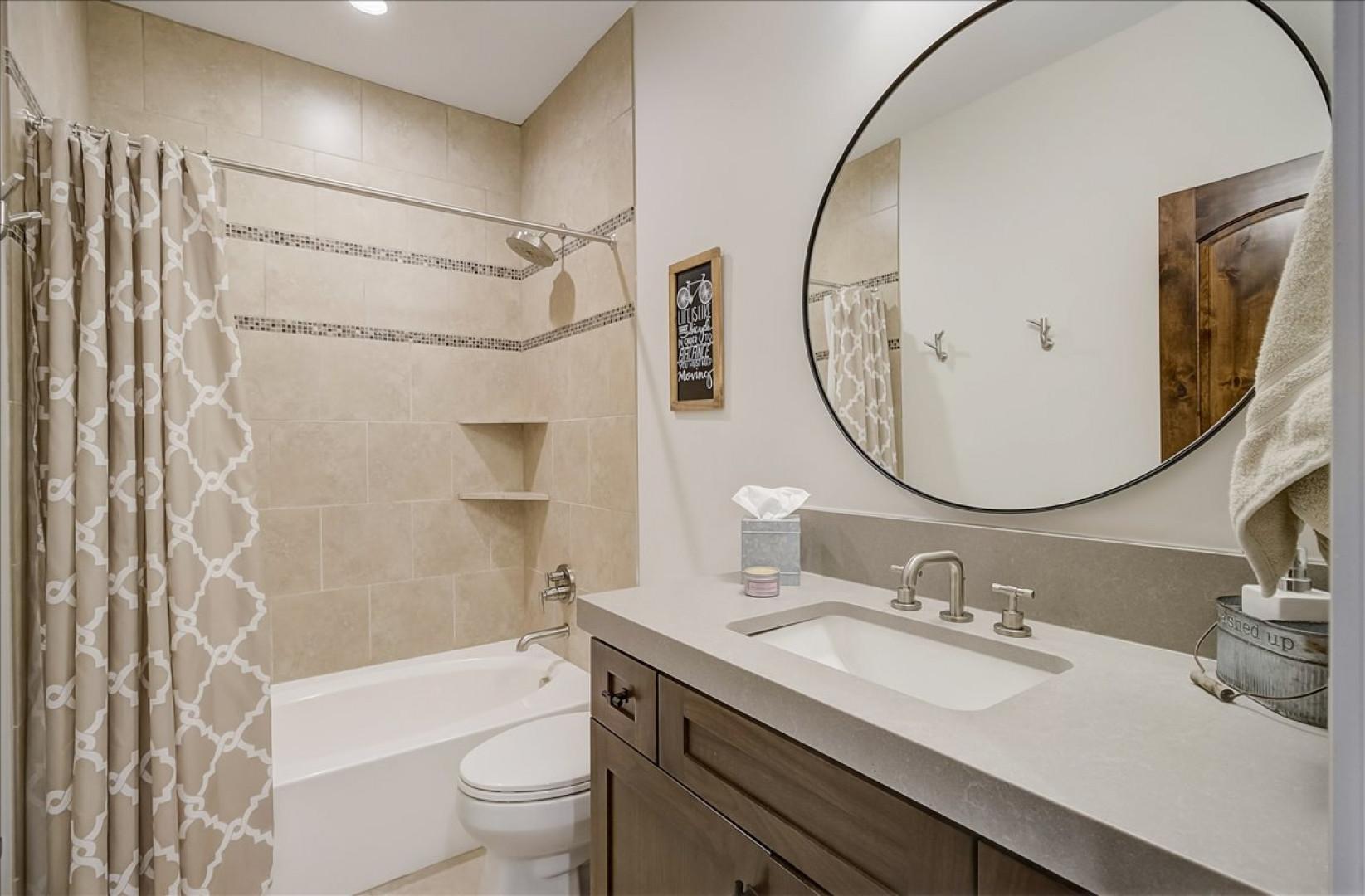 Black Rock Ridge 14202: Sleek sink, mirror, toilet, and convenient tub shower combo.