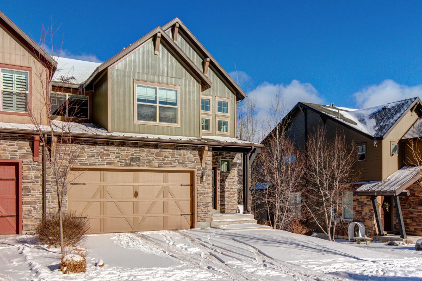 Retreat at Jordanelle 906: Garage and driveway parking