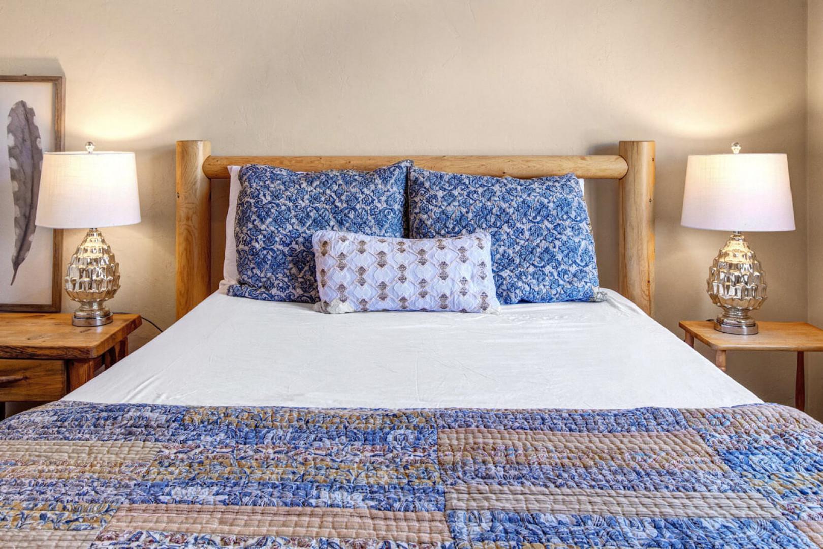 Bear Hollow Village 5478: Upper level bedroom with Queen-sized bed and shared bathroom