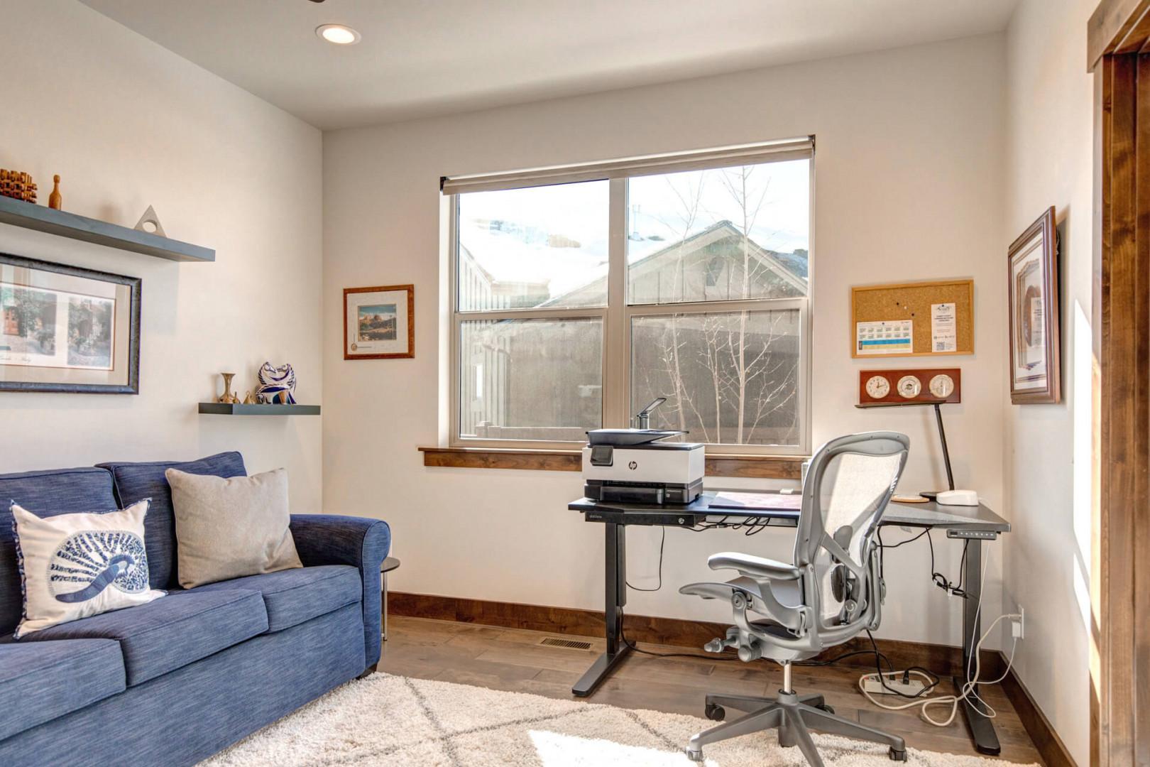 Black Rock Ridge 14457: "Cozy space with a view, perfect for work and relaxation."