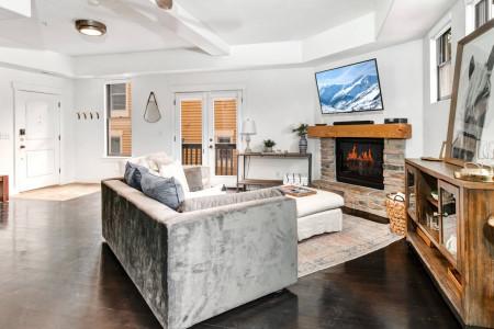 Vacation Rentals in Park City at Moose Lodge 5: Living room with TV and gas fireplace