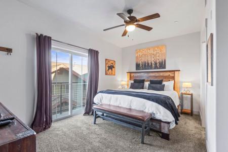 Vacation Rentals in Park City at Bear Hollow Ridge 2207: Primary bedroom with King bed and ensuite bathroom