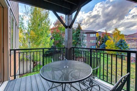 Crestview Commons A207: Relax on the private patio with stunning mountain views and comfortable seating.