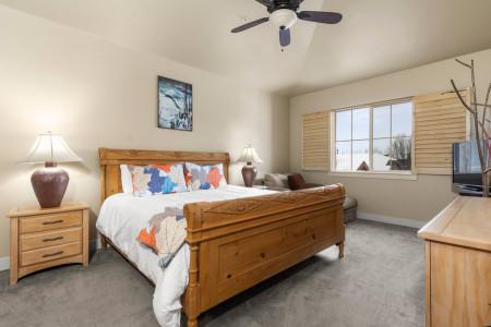 Vacation Rentals in Park City at Bear Hollow Lodges 1403: Primary bedroom with King bed, Twin sleeper sofa, and ensuite bathroom