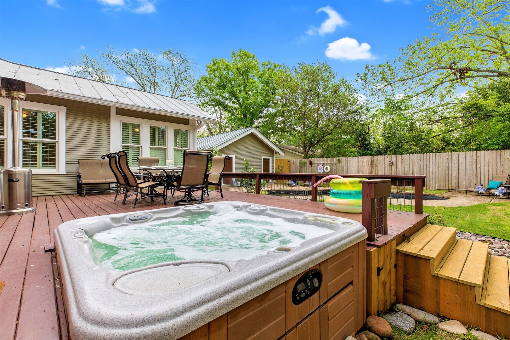 Heart of Fredericksburg w/Pool,HotTub&Grill