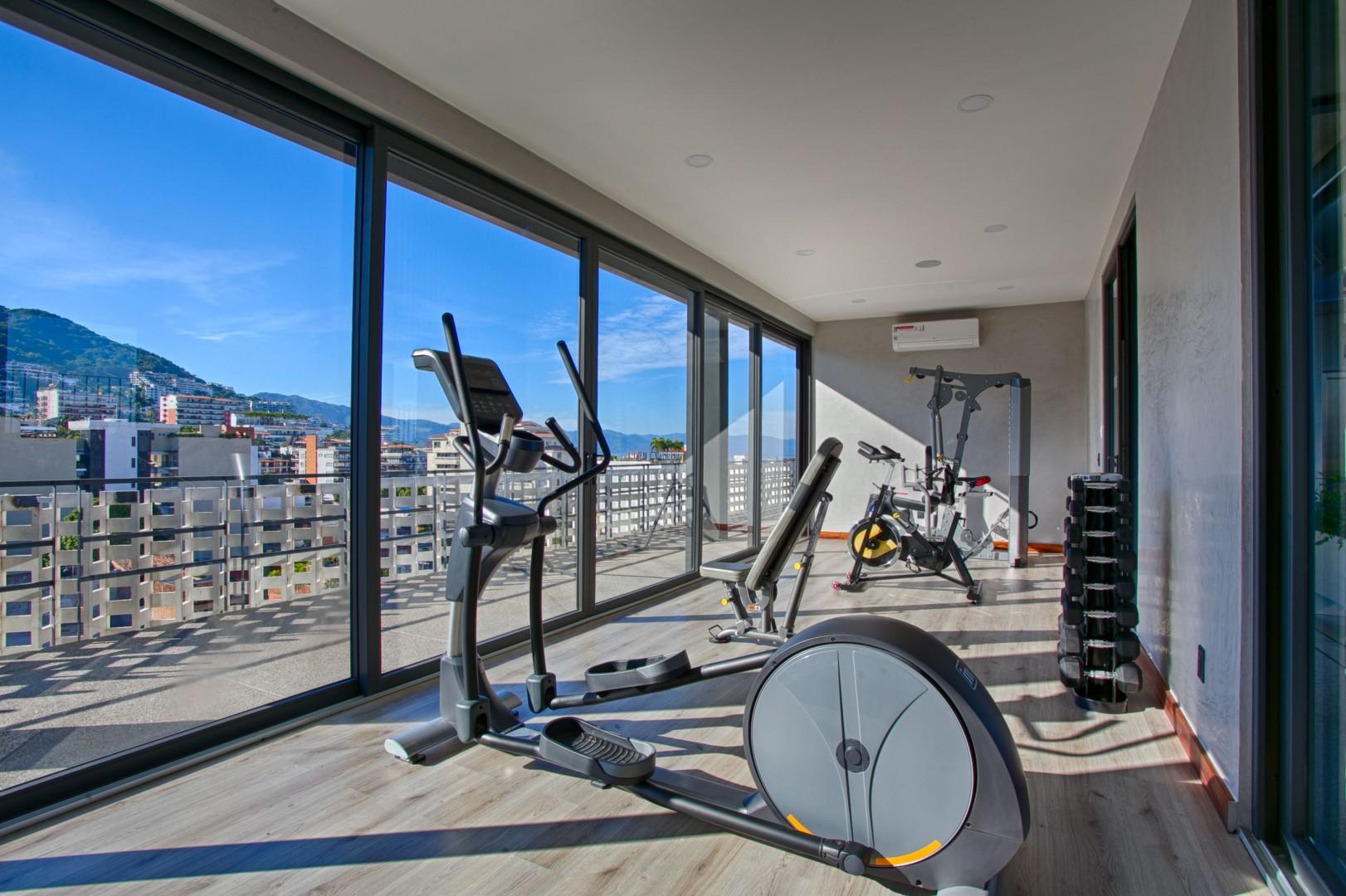 Chic, Spacious Condo Great Walkability, Pool, Gym, Rooftop Views