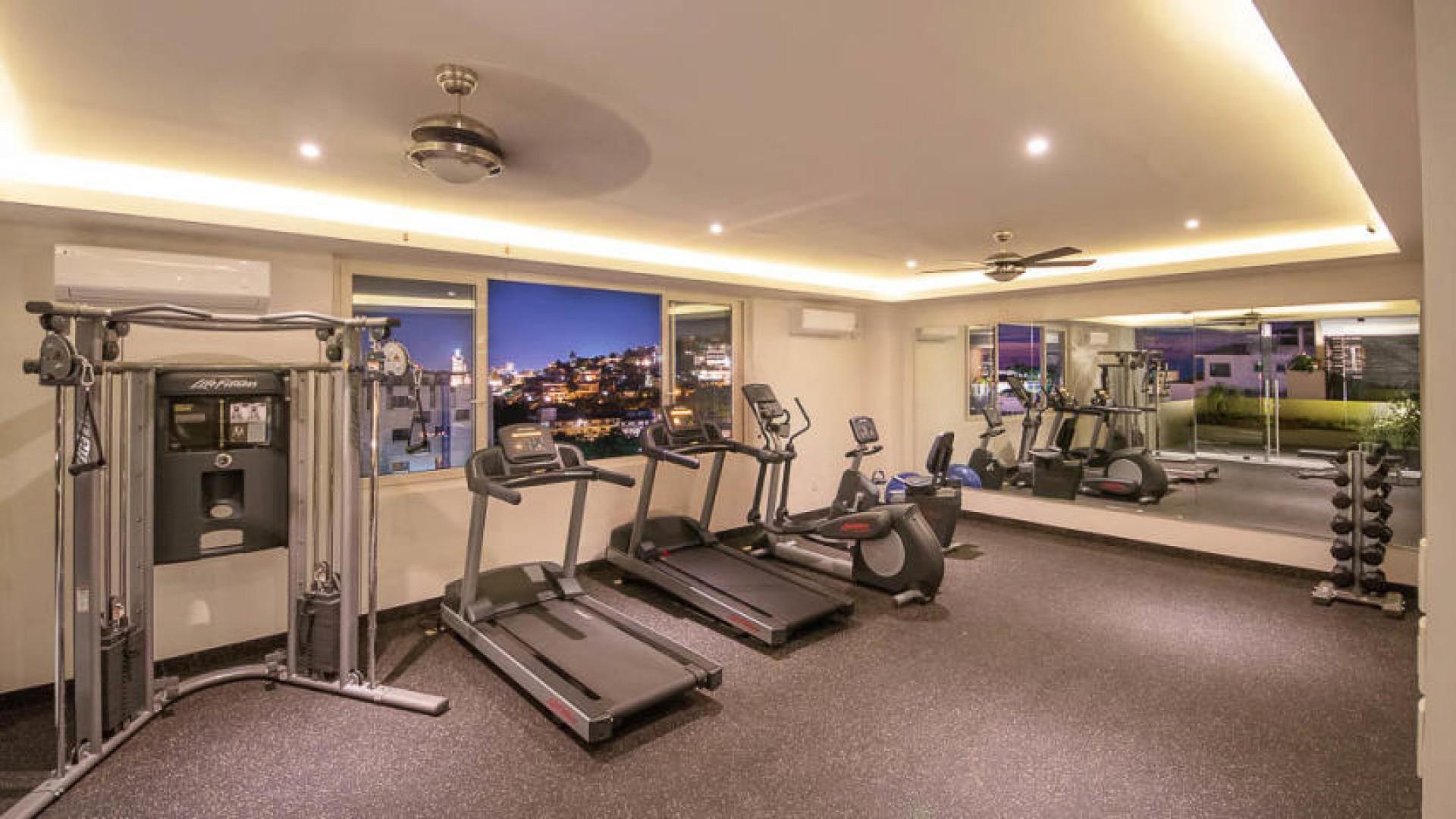 Clean & Comfortable Condo POOLS, GYM, HOT TUBS