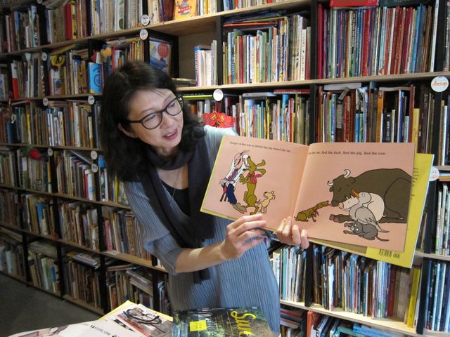 Charlene 翻開 Jules Feiffer 的作品《Bark George》,生動地描述繪本寓教於樂之外,豐富的想像力與藝術性。