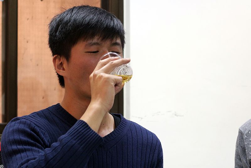 如果野狼被選中,要和大家猜拳,輸的人喝酒。