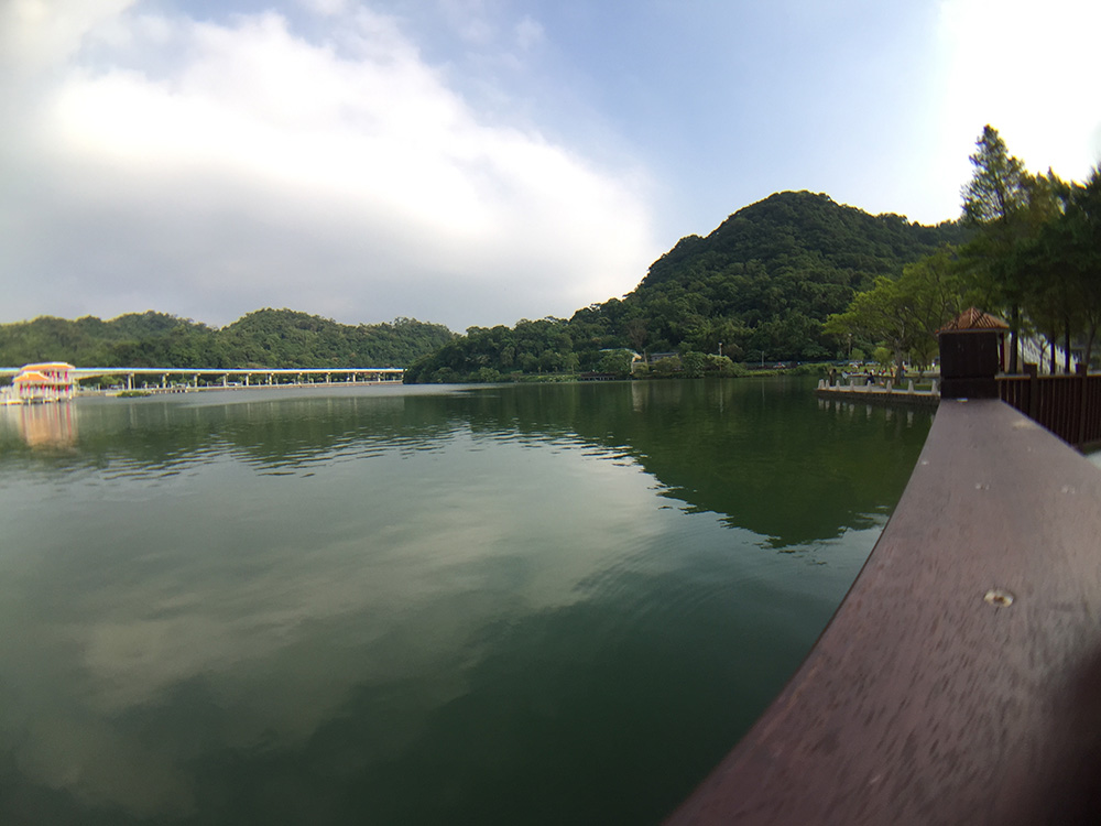 (拍攝:iPhone 6, SNAP!PRO, 全幅魚眼) 可以看到木頭的橫桿因為魚眼的效果有點變形