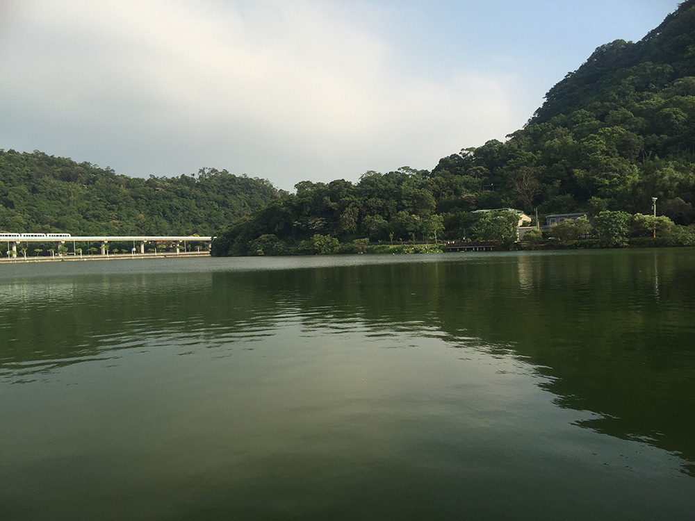 (拍攝:iPhone 6, SNAP!PRO, 濾光) 濾光鏡頭可以靠手動旋轉來控制光線進入的角度。