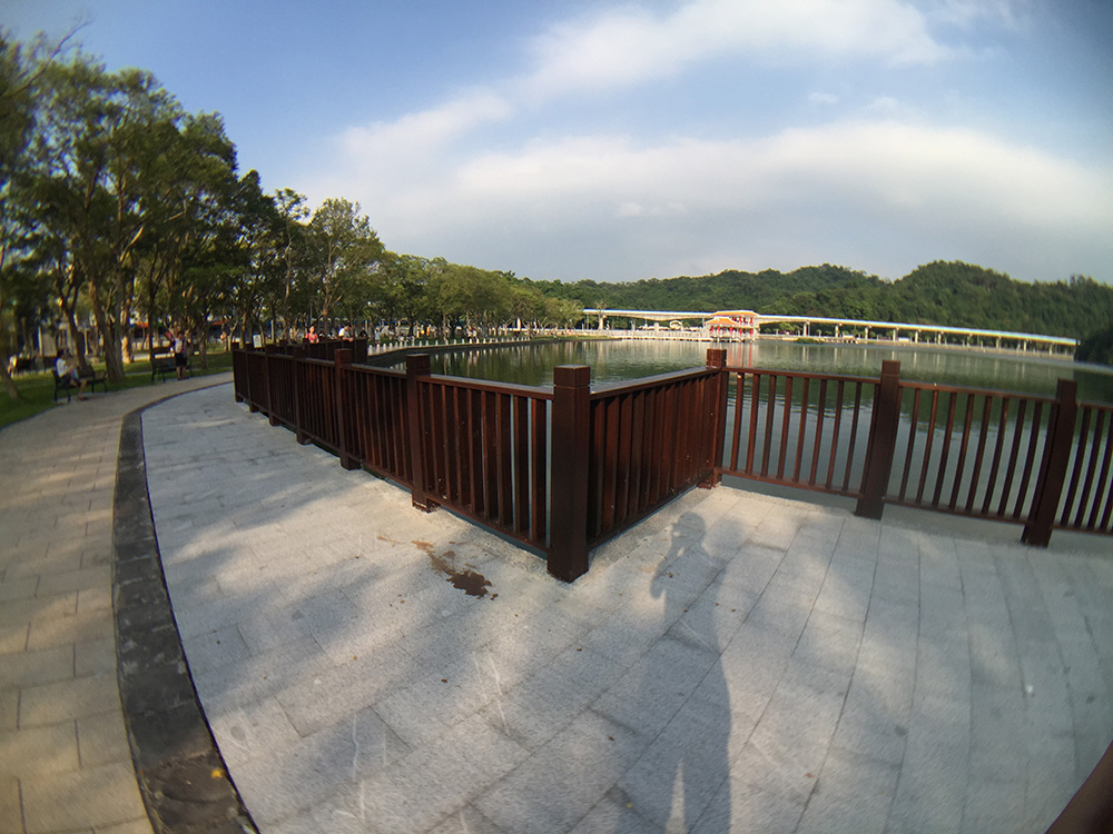 (拍攝:iPhone 6, SNAP!PRO, 全幅魚眼) 從走道的線條可以明顯看出魚眼的效果