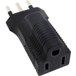 Adaptador de corriente superior pata plana a Chileno con Tierra