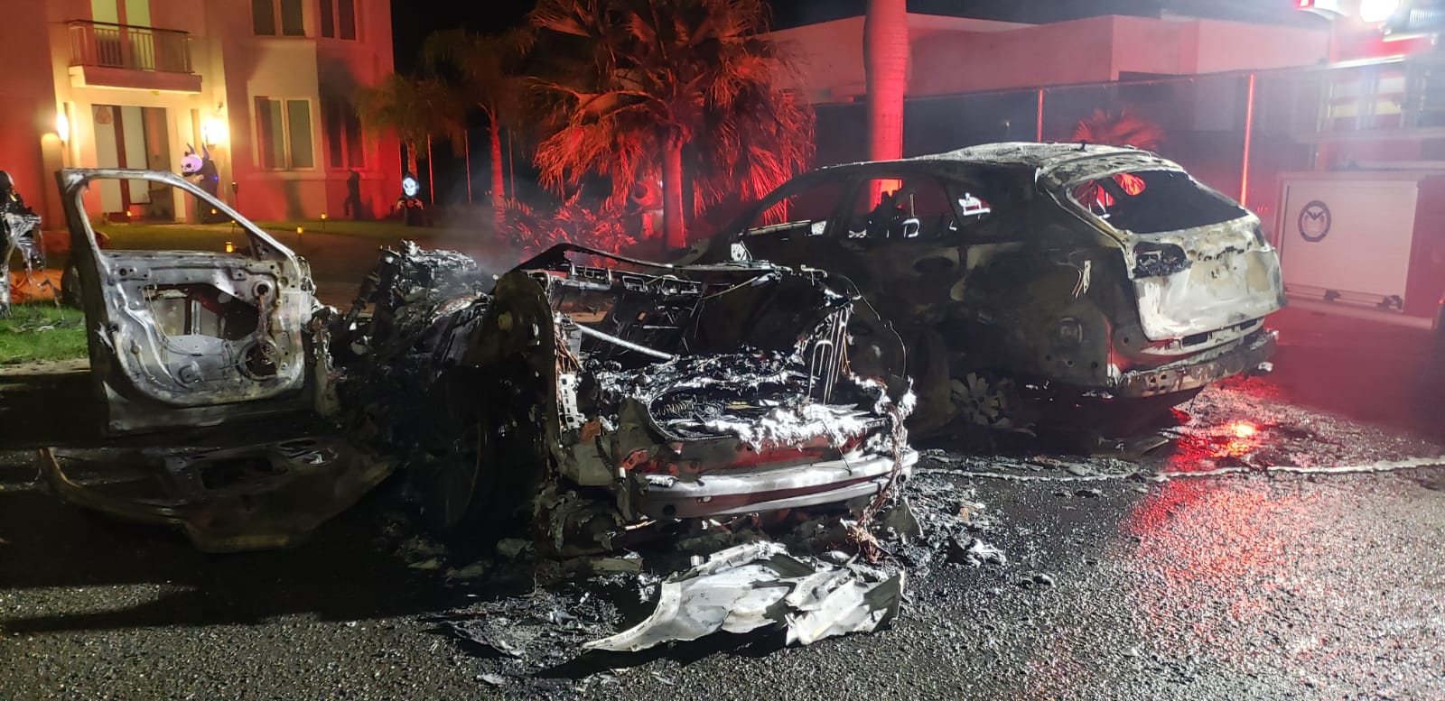 Se queman los dos carros de la exesposa de Cosculluela, Jennifer Fungenzi Jaques - WAPA.tv - Noticias - Videos