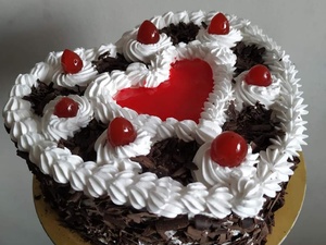 Black 1/2 KG Forest Cake