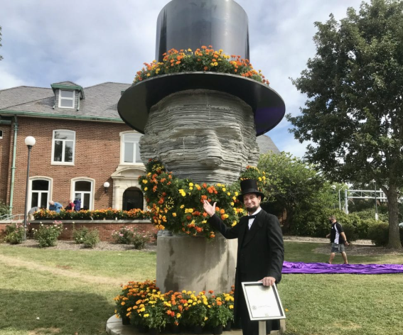 Living Lincoln Topiary Monument