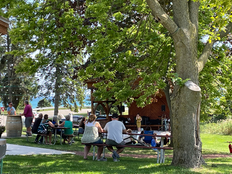 📍 Port’s Beer Garden (with live Music)