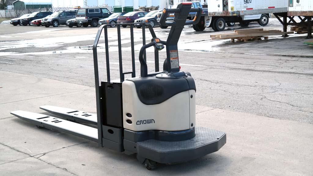 Lot 18 2004 Crown PE 400060 Ride On End Control Electric Pallet